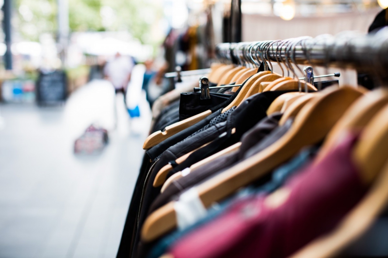 magasin-VALLAURIS-min_blur_close_up_focus_hanger_jacket_market_people_rack-1176303