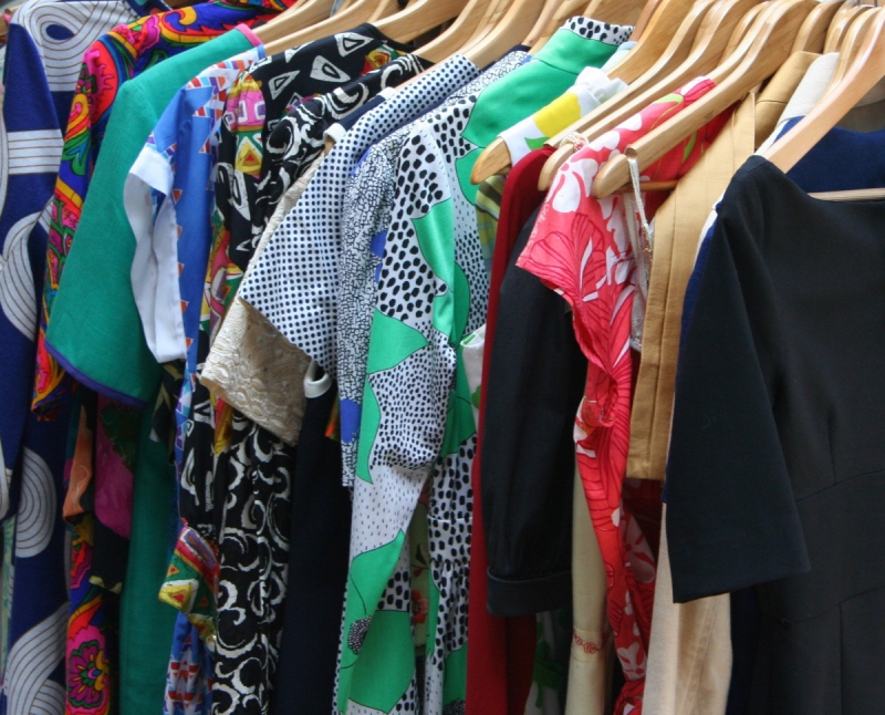 magasin-VALLAURIS-min_dresses_apparel_clothing_clothes_clothes_hangers_wooden_hangers_retail_shop_closet-1149845