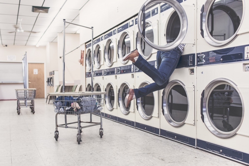 magasin-VALLAURIS-min_laundry_washing_machines_housewife_household_laundry_shop_woman_funny_accident-946996